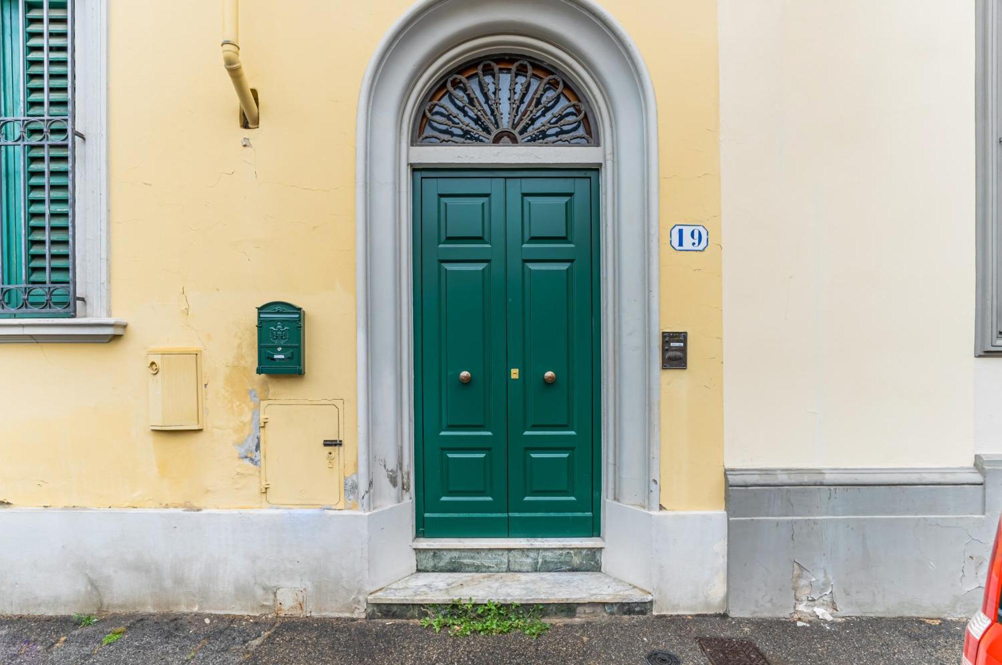 Bright Apartment With Private Garden And Balcony Firenze Bagian luar foto
